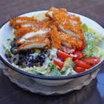 سالاد سزار با مرغ سوخاری