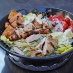 سالاد سزار با مرغ گریل